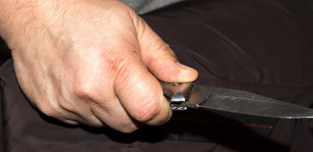(Symbolbild): Bei Fliesenarbeiten eskalierte ein Streit zwischen zwei Bauarbeitern, einer zog ein Messer und verletzte den anderen im Gesicht