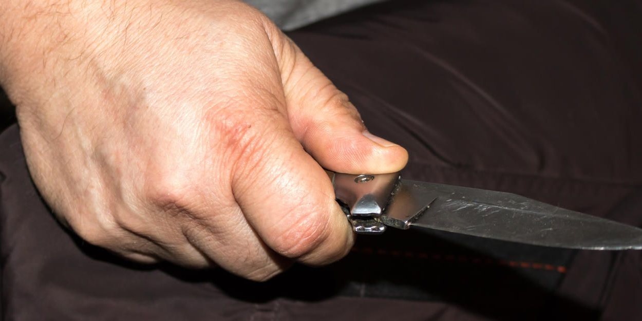 (Symbolbild): Bei Fliesenarbeiten eskalierte ein Streit zwischen zwei Bauarbeitern, einer zog ein Messer und verletzte den anderen im Gesicht