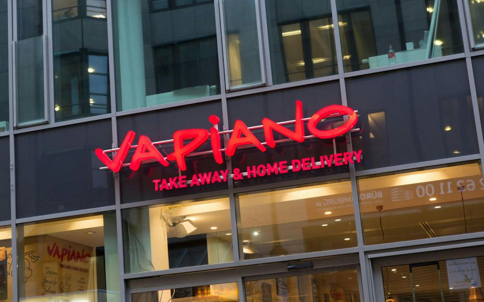 DerSchriftzug von Vapiano ist nicht das einzig knallig Rote im Unternehmen. 