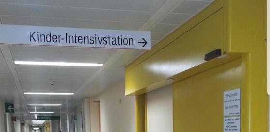 Der kleine Bub liegt nun auf der Kinderintensiv im SMZ Ost.