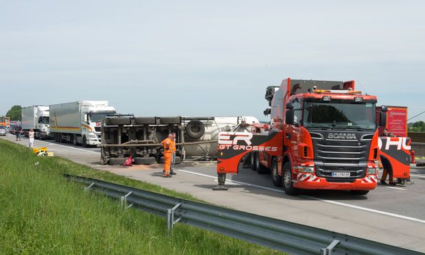 Totalsperre Auf Der A1 Nach Lkw-Unfall | Heute.at