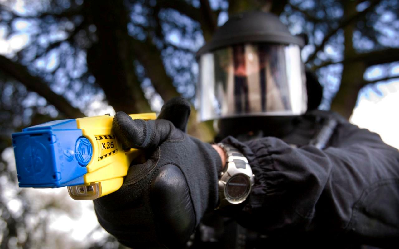 Pescara, giovane muore dopo utilizzo del taser: indaga la Procura