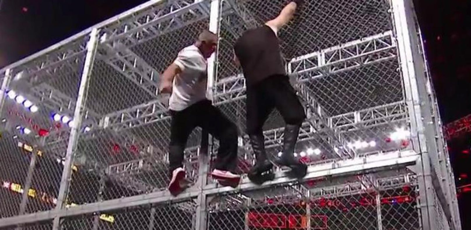 Unfassbare Stunts bei WWE Hell in a Cell!