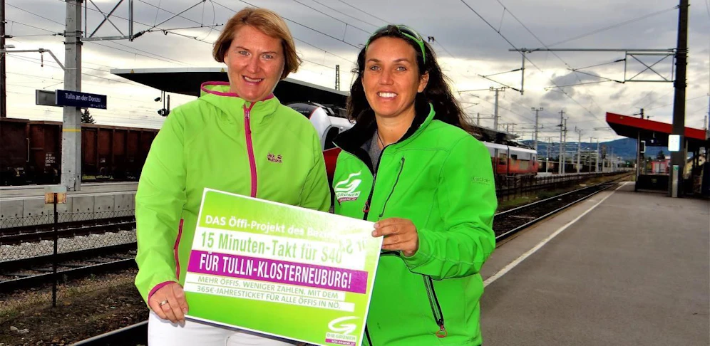 Helga Krismer (li.) und Ulli Fischer (re.) am Bahnhof in Tulln.    
