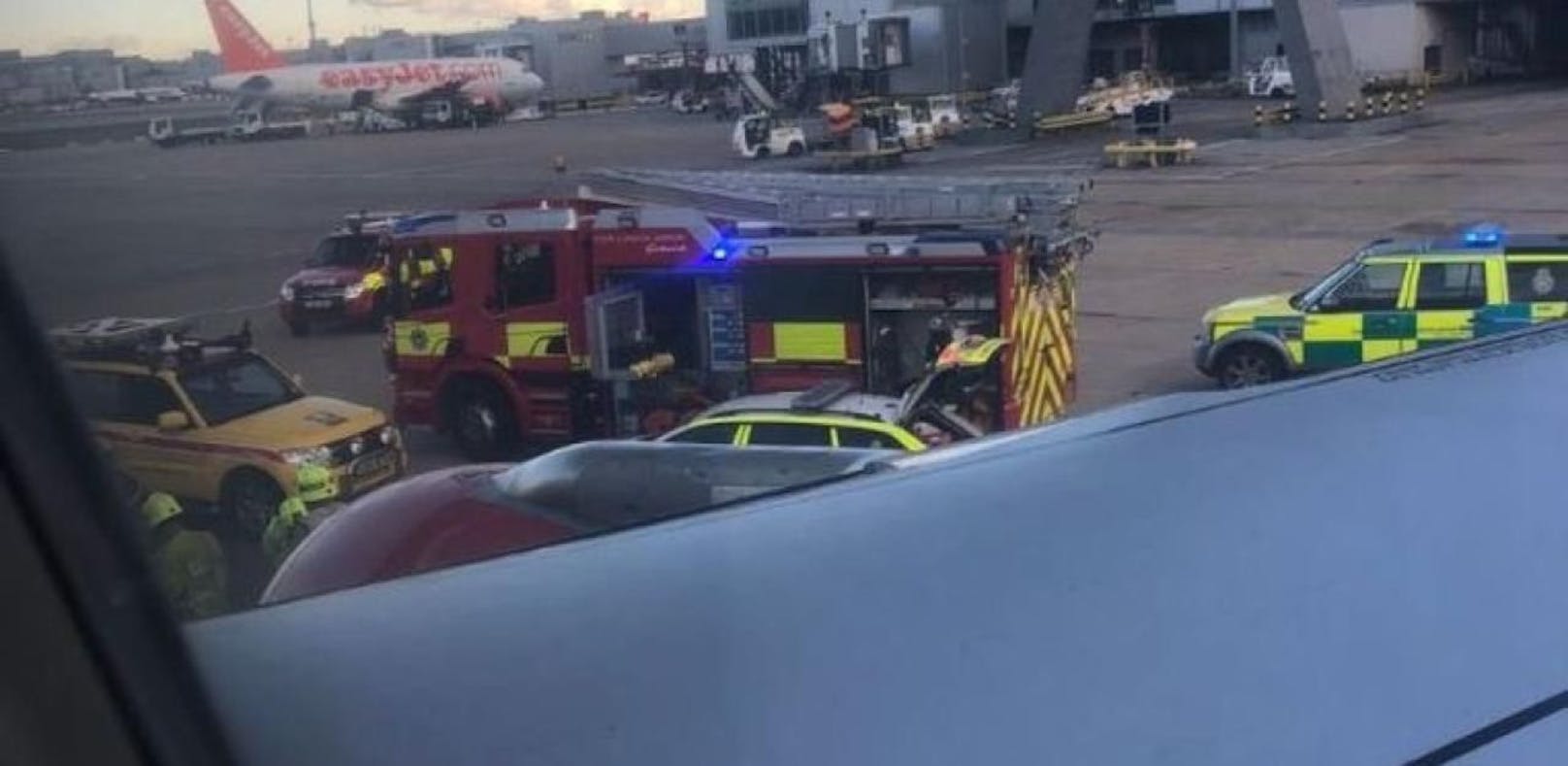 Ein Flughafenmitarbeiter ist auf dem Rollfeld unter ein Flugzeug geraten.