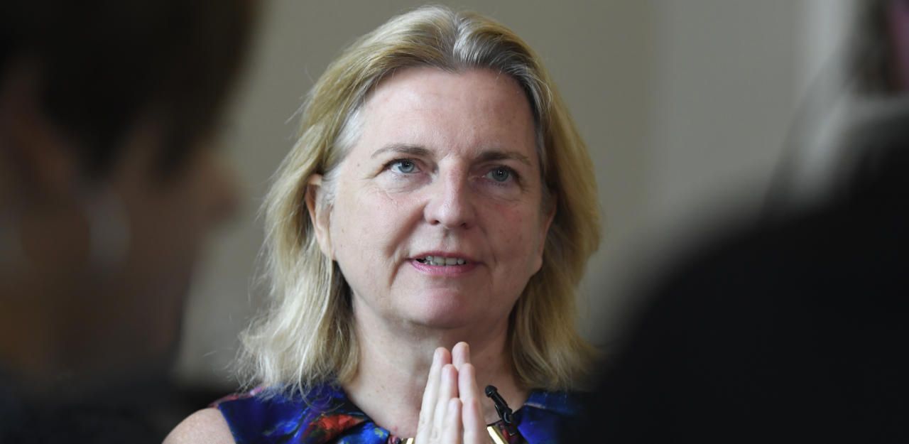 Heute.at - Ministerin Kneissl in Tirol zusammengebrochen