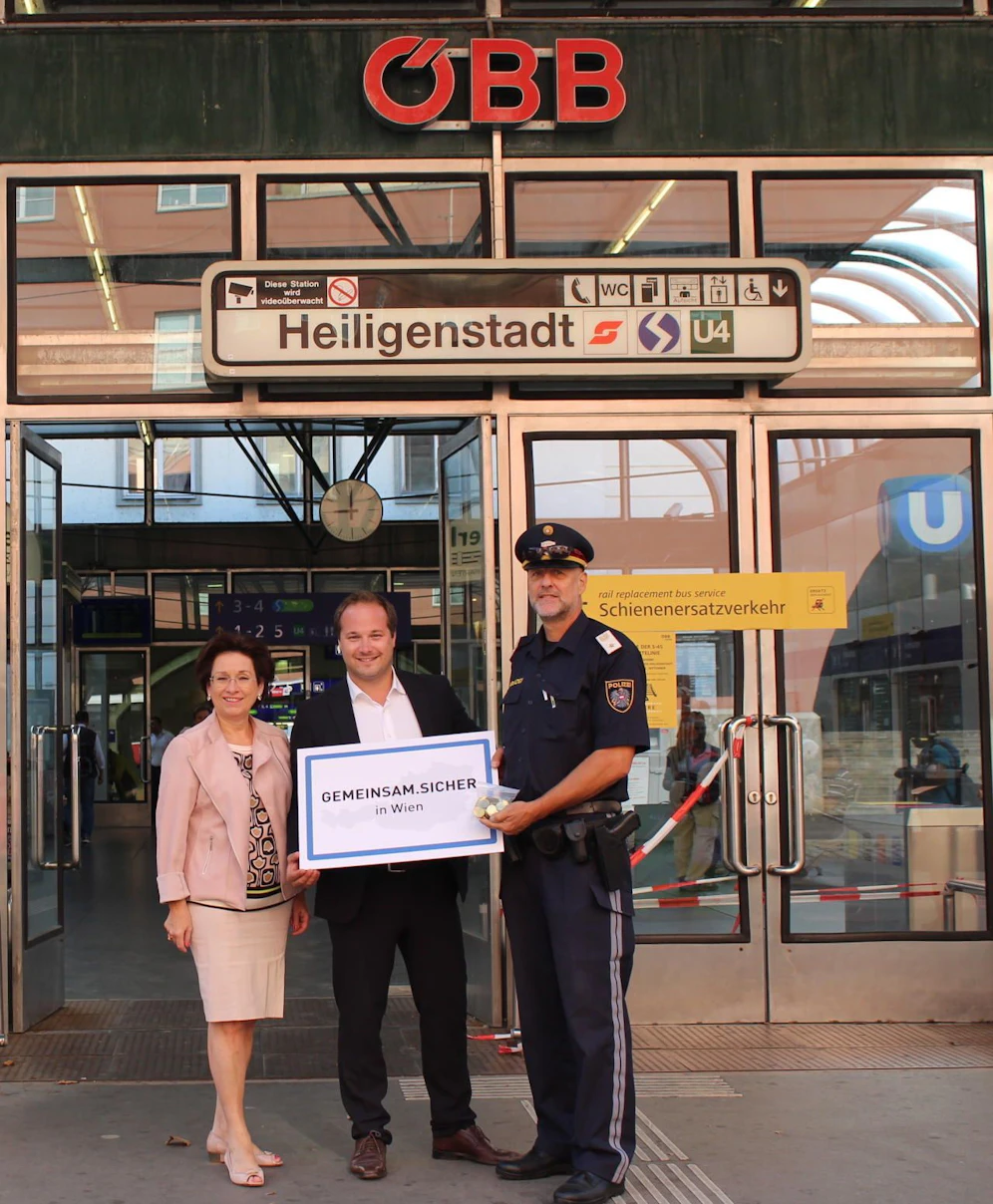 Schulterschluss gegen Wildpinkler: Margarete Kriz-Zwittkovits (Wirtschaftsbund Wien), der Döblinger Bezirks-Vize Daniel Resch (ÖVP) und Polizei-Koordinator Heinz Mokesch hatten die Idee mit den Gratis-Münzen. (c) Wirtschaftsbund Wien