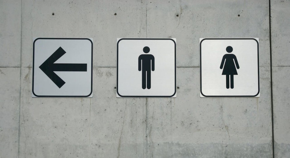 Auf der Herrentoilette soll es zum sexuellen Übergriff gekommen sein. (Symbolbild)