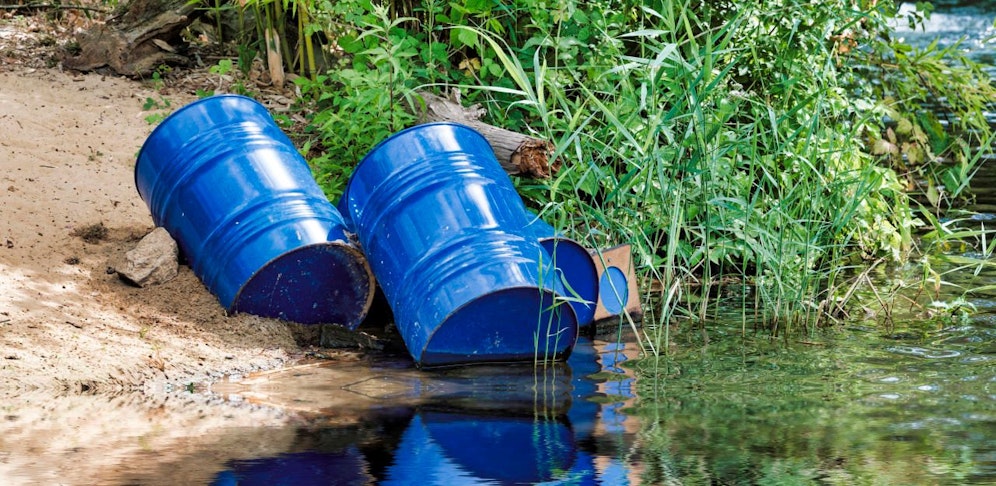 (Symbolfoto): Nach einem Stapler-Unfall sind Freitagnachmittag in Egg (Bezirk Bregenz) 250 Liter Natronlauge ausgelaufen.