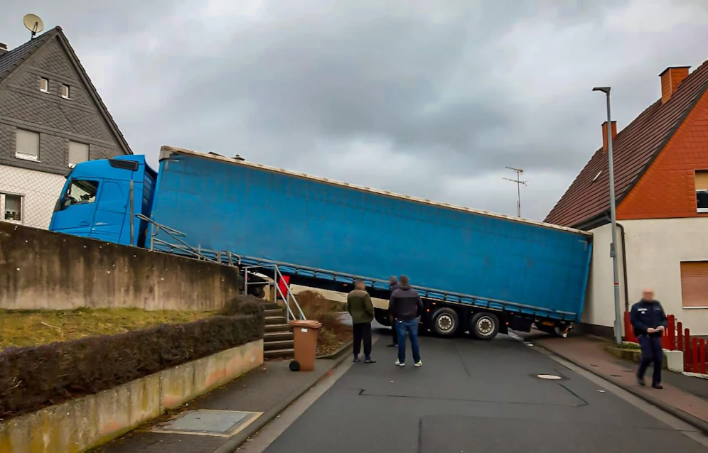 Am Montag schaffte es sein Lkw-Lenker seinen Sattelschlepper in Herborn-Seelbach hoffnungslos zu verkeilen.
