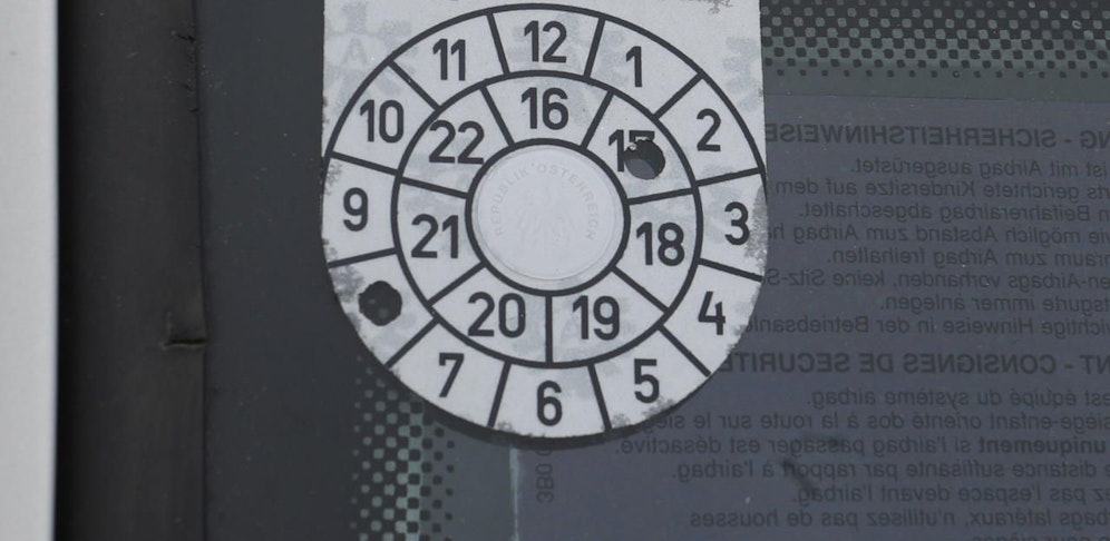 Das Pickerl wurde vorschriftsmäßig angebracht, Strafe setzte es trotzdem.