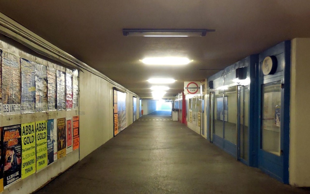 Ein Bursch (19) wurde in der Unterführung bei der Rudolfstraße brutal überfallen.