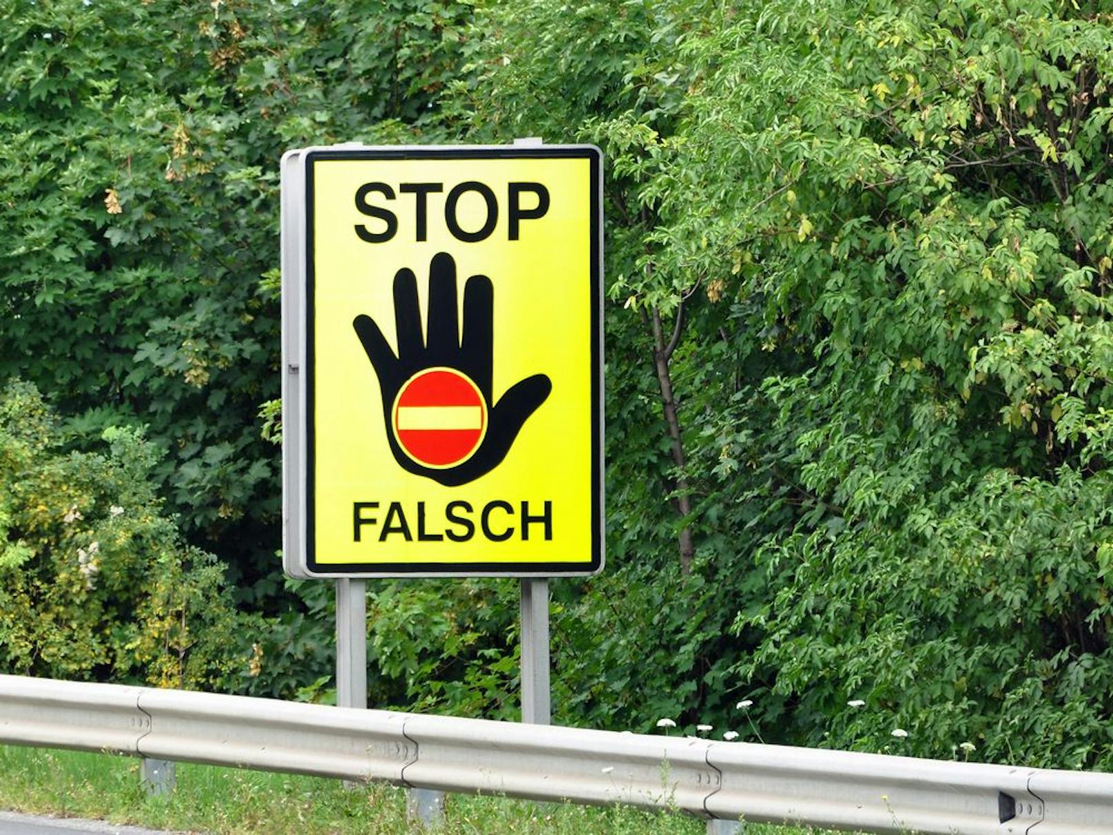 Geisterfahrer rammt Straßensperre! - Niederösterreich | heute.at