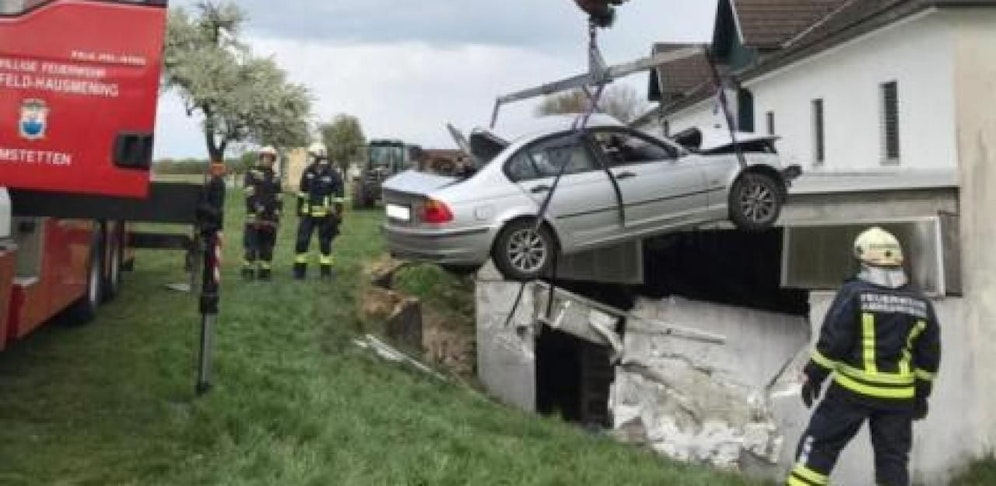 Die Feuerwehr barg den Unfallwagen.