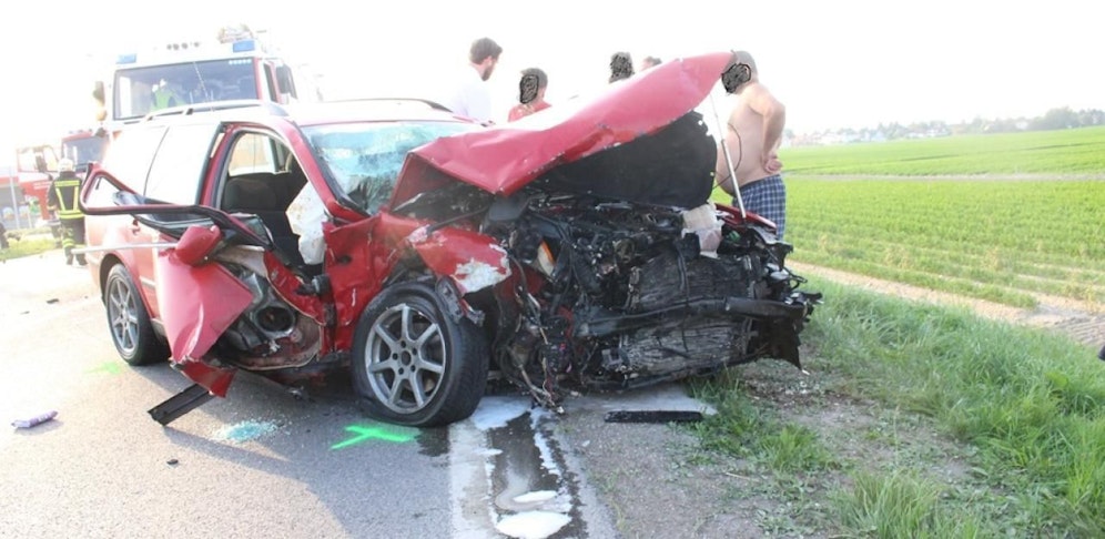 Die Feuerwehr musste die Verletzten aus den Wracks schneiden.