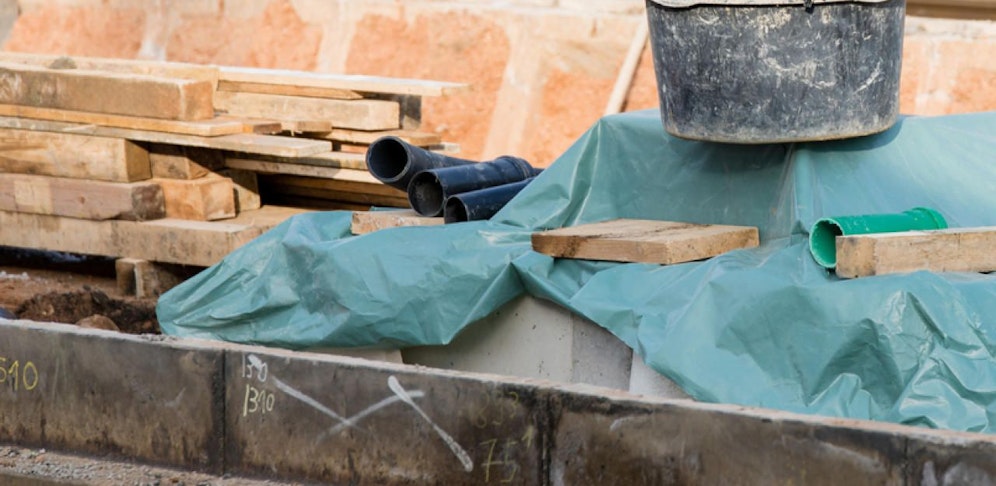 Auf einer Baustelle stürzte ein junger Mann durch eine regelrechte "Falle" vier Meter ab. (Symbolfoto)