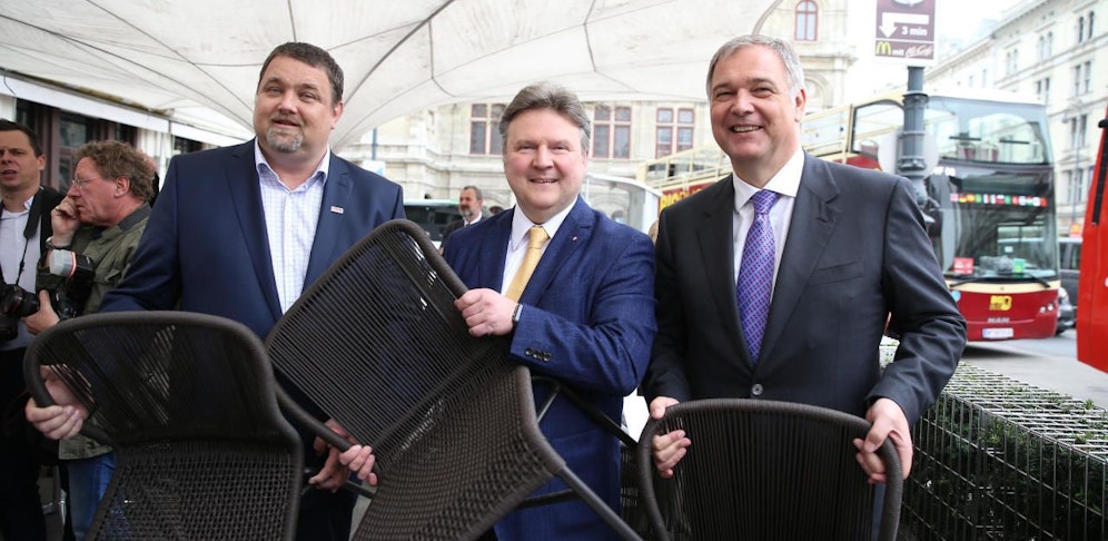 v.li.: Kaffeesieder-Obmann Wolfgang Binder, Wohnbaustadtrat Michael Ludwig (SPÖ) und WKW-Präsident Ruck (re.) trugen den Schanigarten raus.