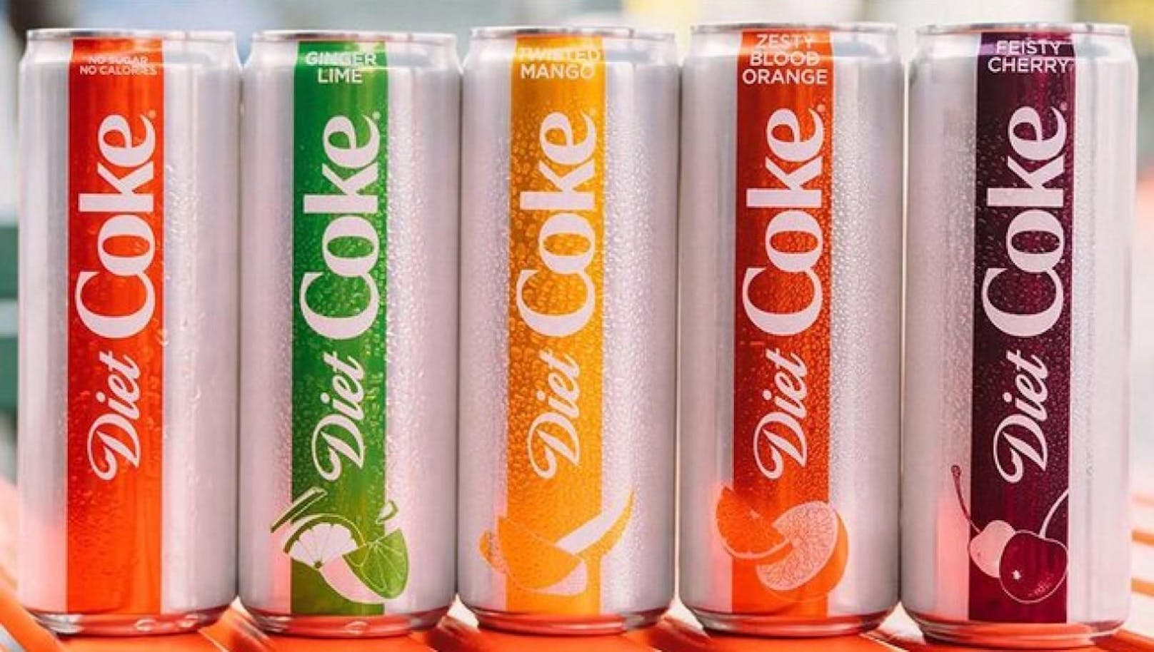 Die Diet Coke, wie man sie kennt und in den Geschmacksrichtungen Limette-Ingwer, Kirsche, Twisted Mango und Blutorange.