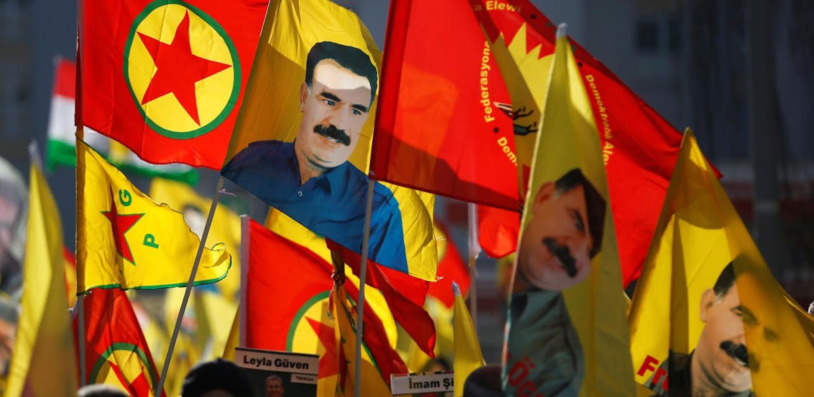 Pro-kurdische Demonstranten bei einem Protest (Symbolfoto)