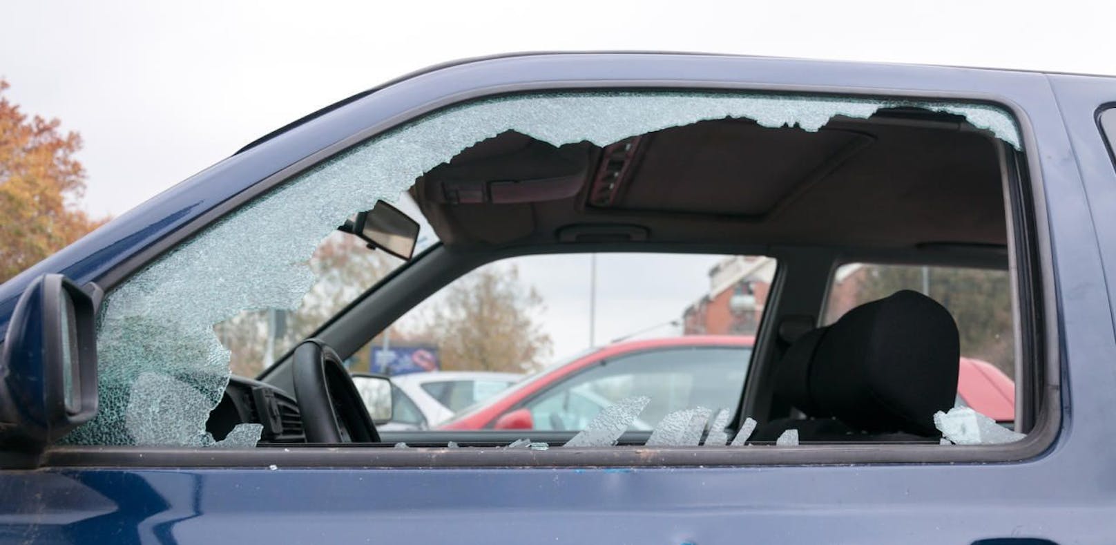 Symbolfoto einer zerschlagenen Autoscheibe.