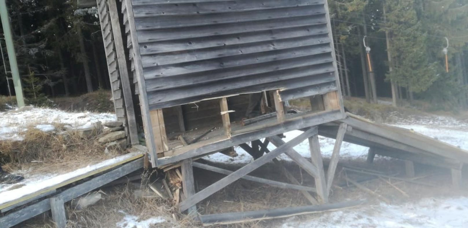 Die Hütte auf der Bergstation der Viehberglifte wurde stark beschädigt, wie dieses Foto zeigt. (Foto: Viehberglifte)