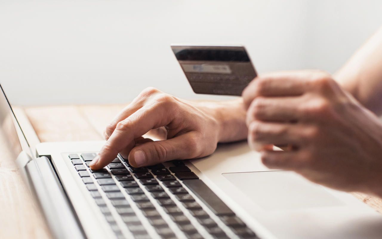 Die Betrüger hackten Konten von mehreren Opfern, bestellten dann Handys im Internet.