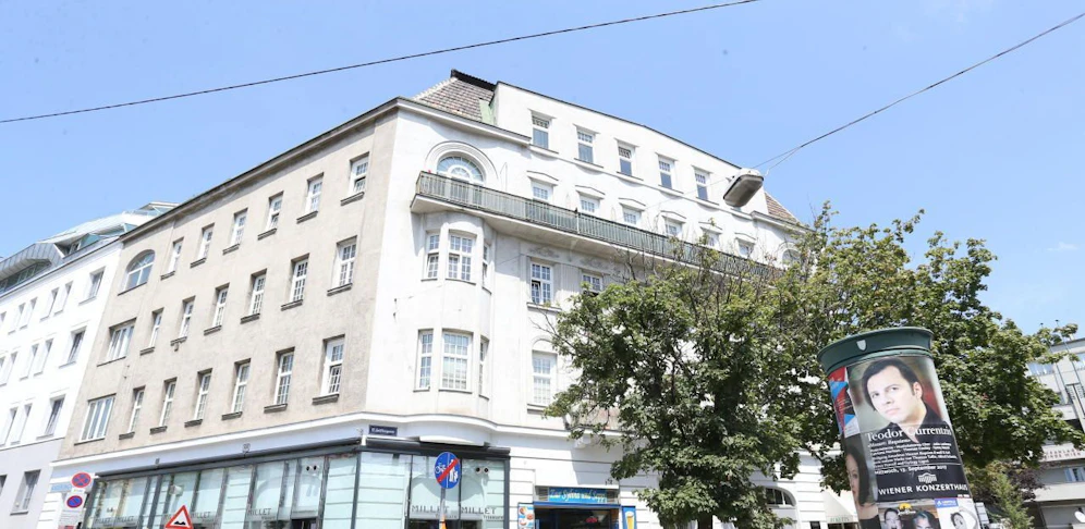 Der kleine Bub stürzte aus einem Fenster im 4. Stock dieses Hauses.