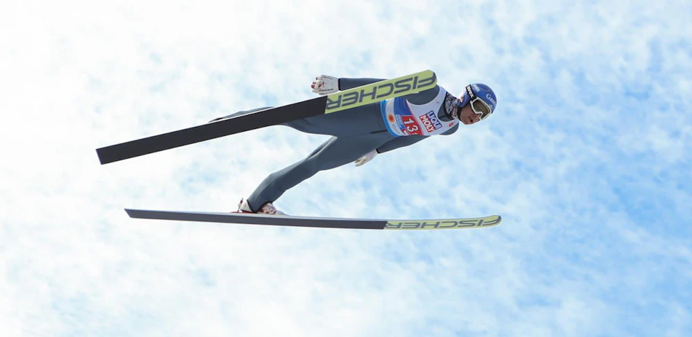 Bernhard Gruber bei seinem Sprung im WM-Teambewerb. Mit Franz-Josef Rehrl will er die Heim-Medaille in Seefeld.