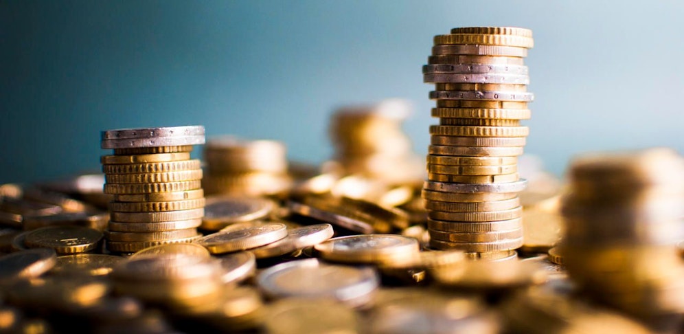 Der 17-Jährige bunkerte die Münzen aus den Zeitungskassen-Diebstählen in einer Schachtel in seinem Kinderzimmer. (Symbolbild).