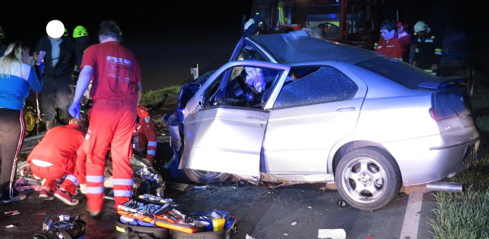 Auto flog über Böschung: 3 Schwerverletzte bei Unfall
