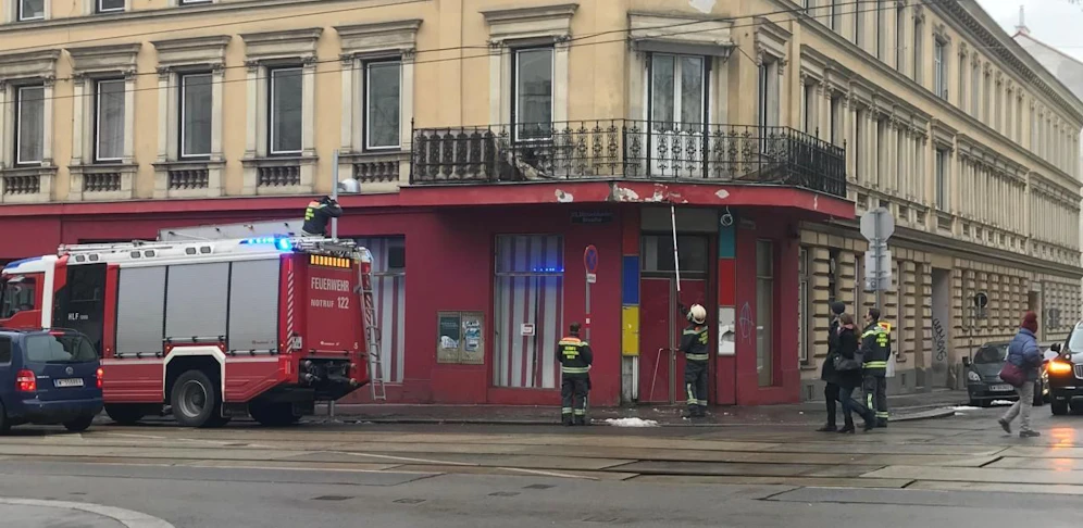 Am frühen Samstagnachmittag rückten Einsatzkräfte der Wiener Berufsfeuerwehr in die Hütteldorfer Straße aus, um einen Balkon abzusichern.