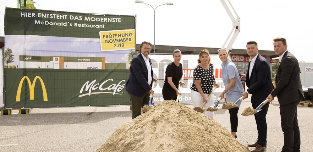 Spatenstich in Pupping. V.l. Michael Kühlwein (McDonald's Franchisenehmer), Regina Reininger (RR Beteiligungs GmbH), Eva Maria Windhager (Vizebürgermeisterin von Pupping), Karoline Kühlwein-Simmenroth, Sabahudin Dezdarevic (Supervisor McDonald's Kühlwein), Alexander Schauer (Arbeitsmarktservice Eferding).