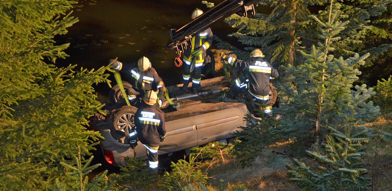 Heute.at - 47-Jährige kracht mit Auto kopfüber in Teich