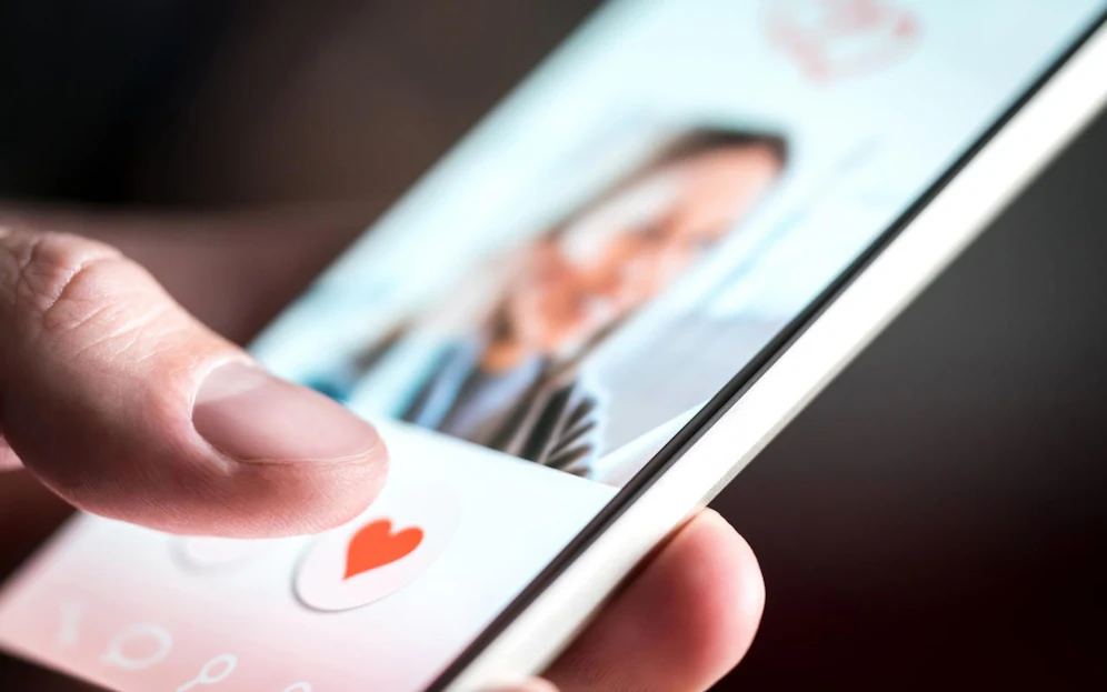 Nach 14.600 Matches fand Mr. Tinder seine große Liebe abseits des Tinder-Universums, in der Realität. 