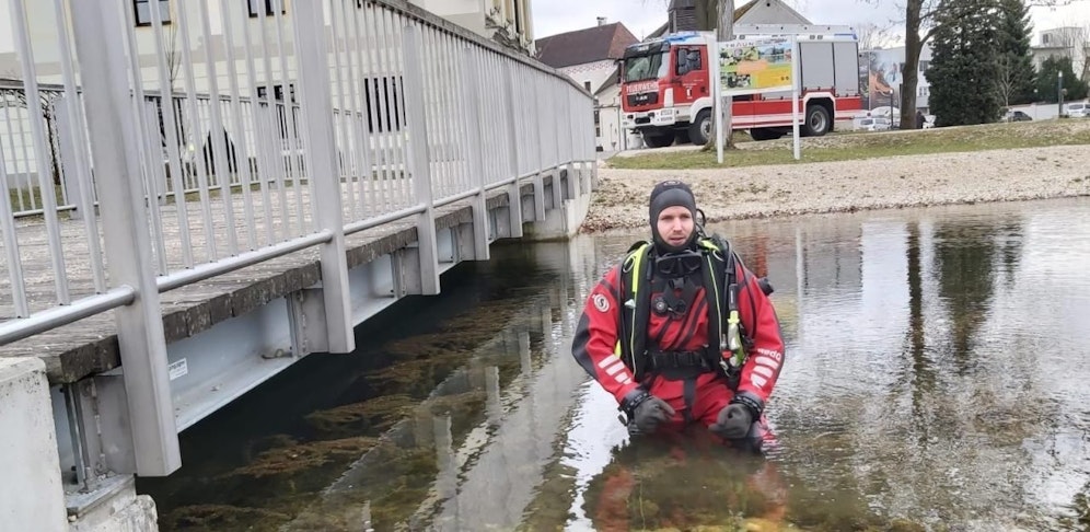 Stefan Keplinger (28) von der Feuerwehr Traun tauchte die Brille des Buben an dieser Stelle wieder an Land. 