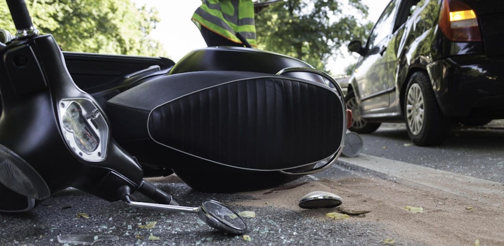 Der Pkw und das Moped stießen frontal zusammen, der Lenker wurde vom Zweirad geschleudert.