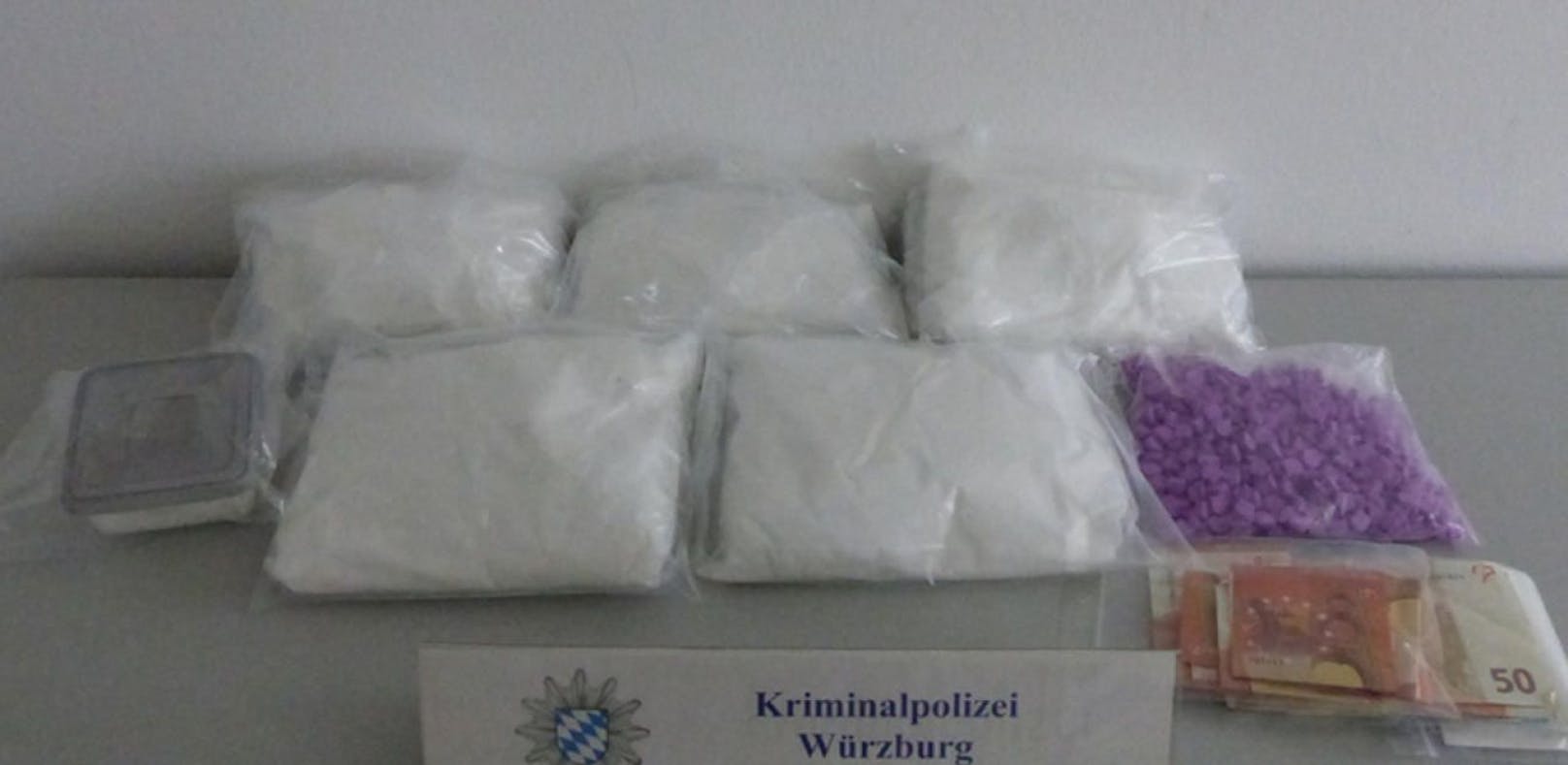 Die Polizei stellte insgesamt 6 Kilo Amphetamin, 900 Ecstasy-Pillen, 100 Gramm Marihuana und eine Schusswaffe sicher 