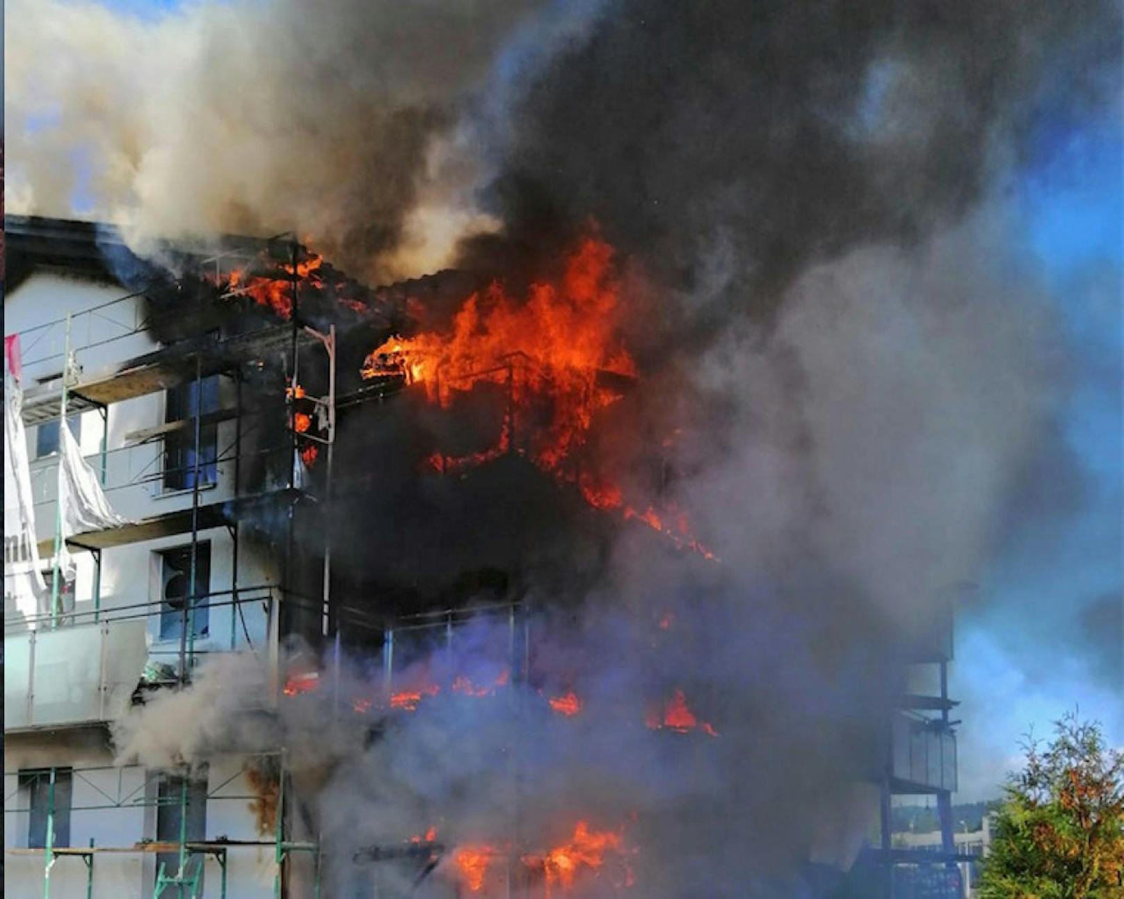 Mehrere Wohnungen wurden durch die Flammen zerstört.