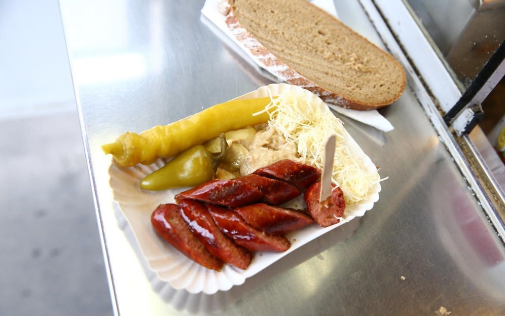 Herrlich scharf: Die Käsekrainer mit Pfefferoni.