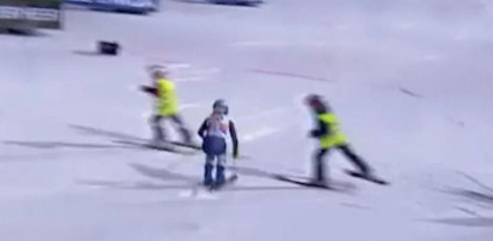 Ski-Ass crasht in Flachau beinahe in zwei Helfer