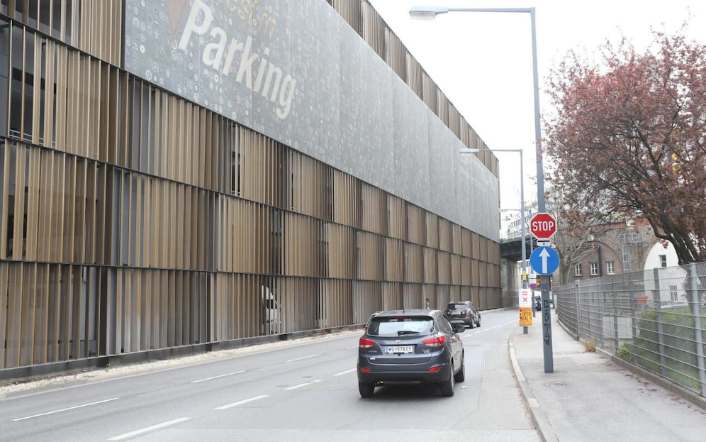 An dieser Stopp-Tafel lauert die Polizei "versteckt" auf Verkehrssünder