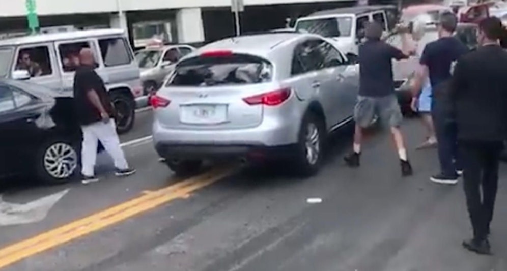 Es hilft alles nix: Obwohl ein Autolenker die Heckscheibe mit dem Hammer bereits eingeschlagen hat, kann der Amokfahrer in Miami (USA) entkommen. 