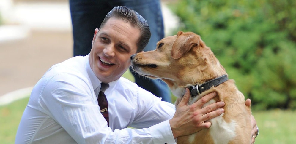Tom Hardy und Woody am Set von "Legend" am 15. Juli 2014 in London