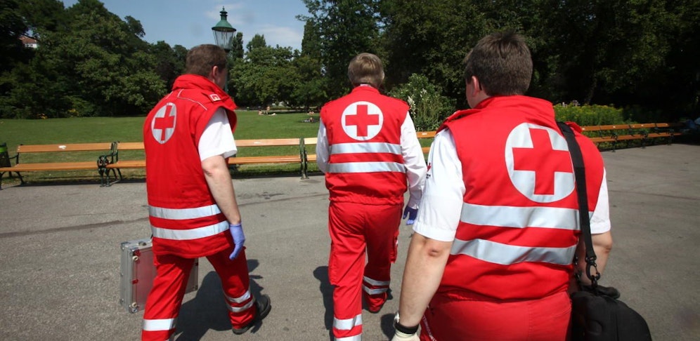 (Symbolbild) Ein knappes Drittel seiner Rettungssanitäter will das Rote kreuz einsparen.