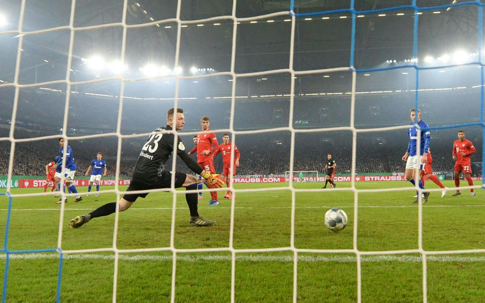 Joshua Kimmich schießt zum 1:0 für die Bayern ein. 