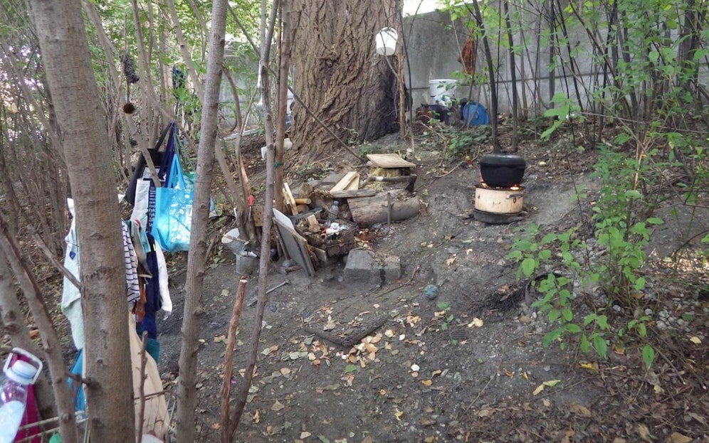 Acht Jahre lang lebte der Rumäne unentdeckt zwischen den Bäumen nahe der Ostbahnbrücke.