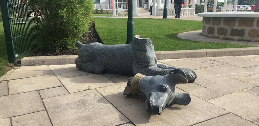 Die Statue wurde mittlerweile weggeräumt, damit sich niemand verletzt.