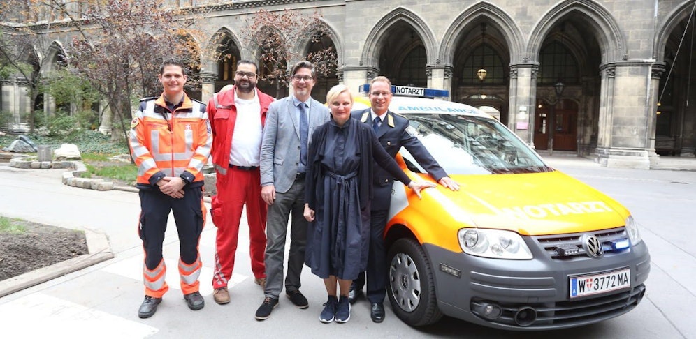 Gutes Team: Ein Sanitäter und ein Notarzt mit dem Leiter der notfallmedizinischen Abteilung in Hietzing, Moritz Haugk, Stadträtin Sandra Frauenberger und Rettungschef Rainer Gottwald (von links)