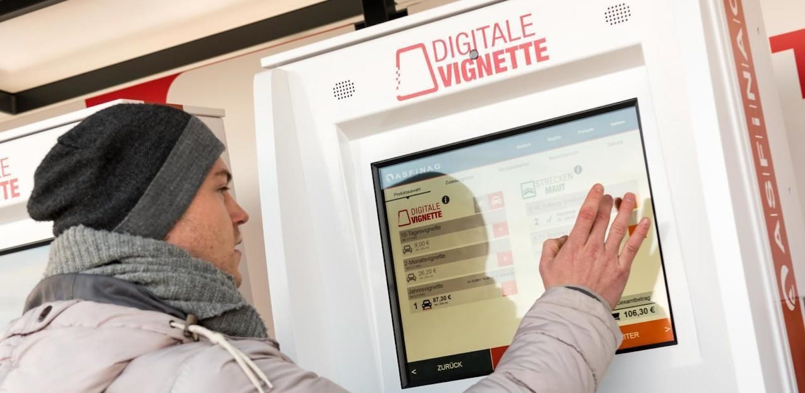 Symbolbild: Kauf einer digitalen Vignette bei einem Automaten in Hohenems.
