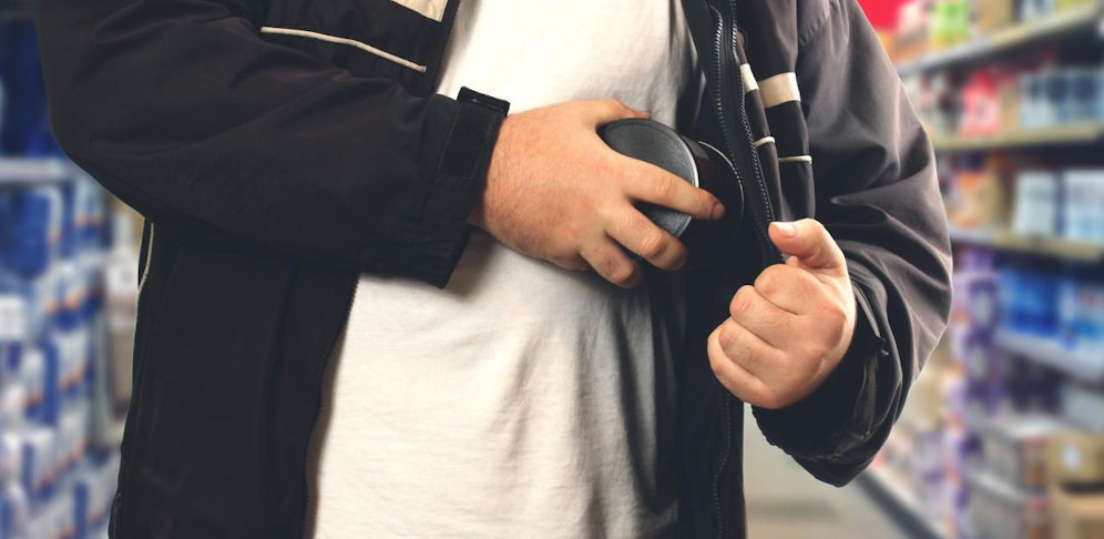 Die Ladendiebe flüchteten, wurden aber von der Polizei angehalten.